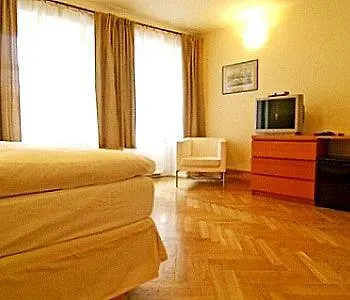 Mostecká 12 Hotel 3*